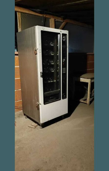 Вендинг машина за пакетирани стоки и безалкохолни