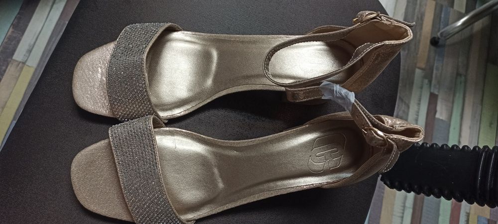 Златисти сандали с ток  42 номер