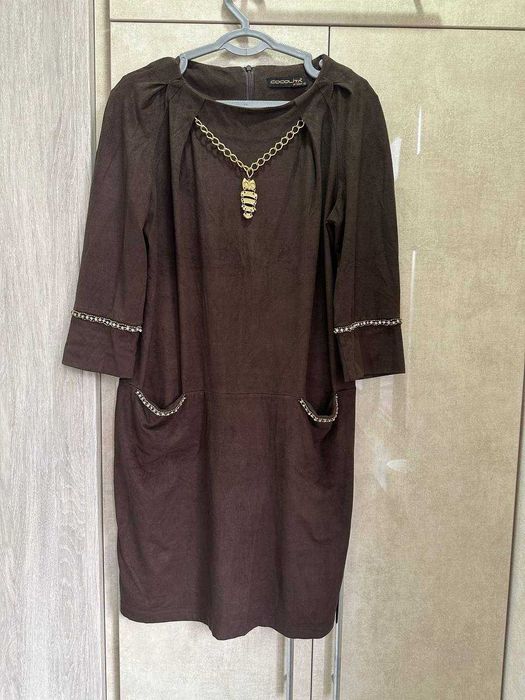 Продаю стильное коричневое платье с украшением на вороте
