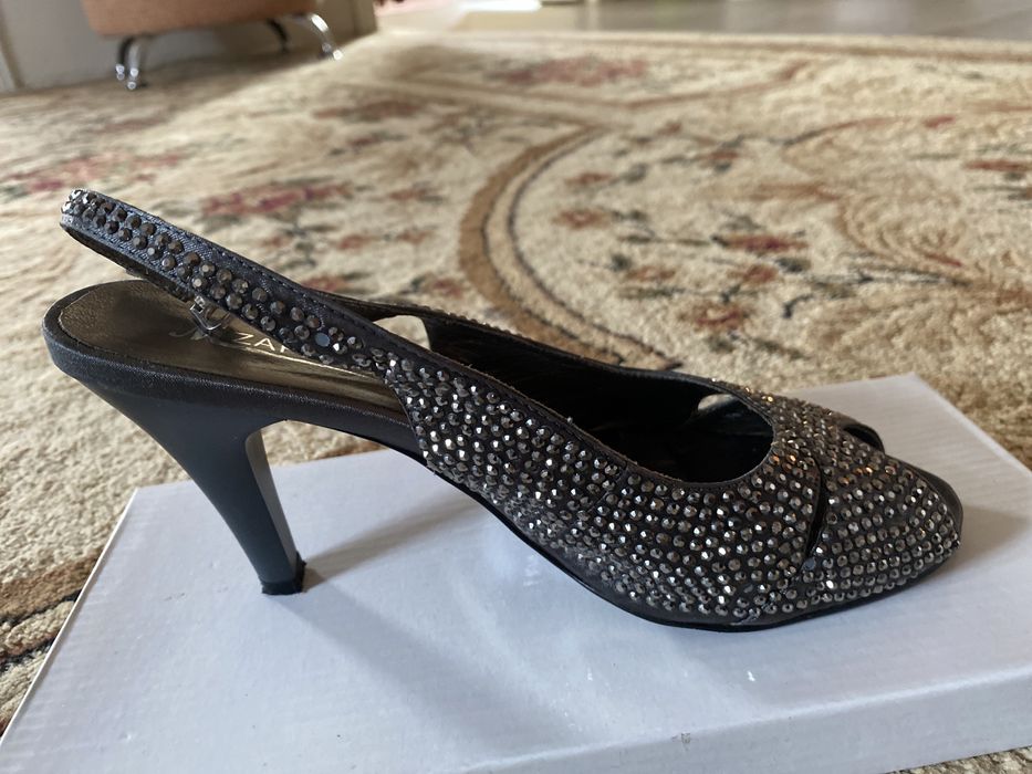 Босоножки со стразами