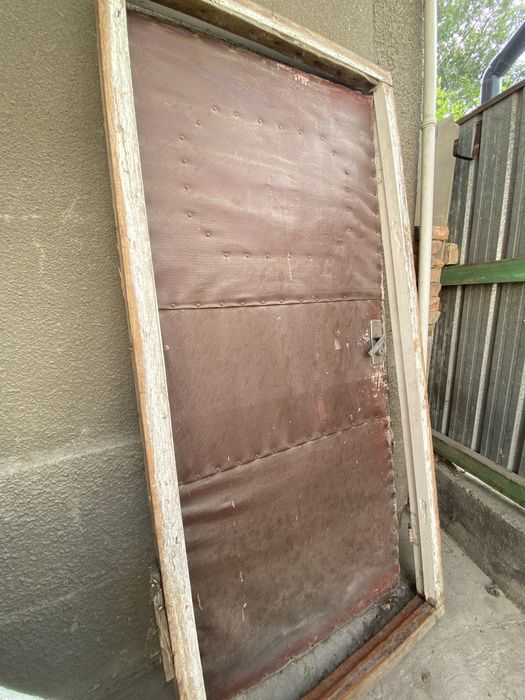 Дверь большая старая, но прочная