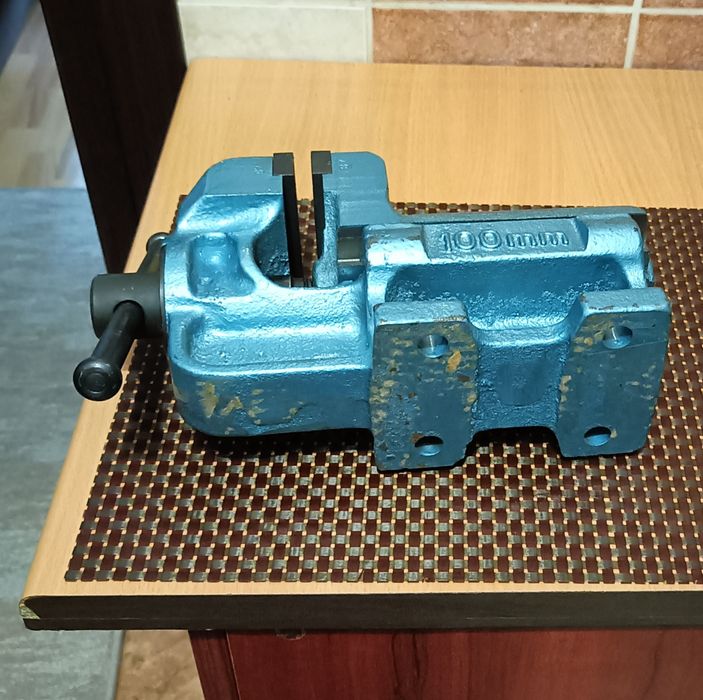 Vând menghină profesională