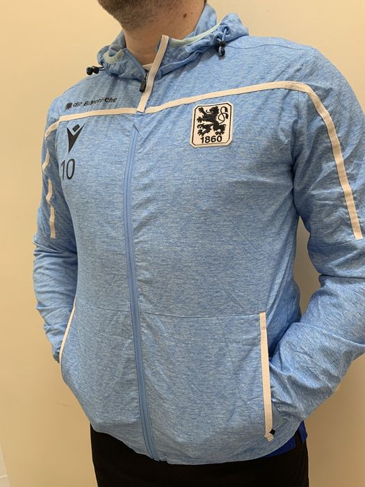 Футболни екипи и артикули