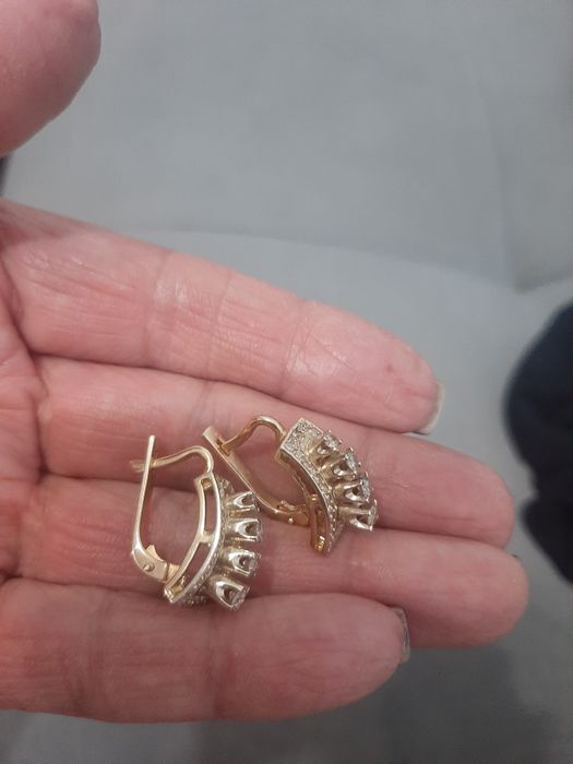 Продам золотые серьги с бриллиантами