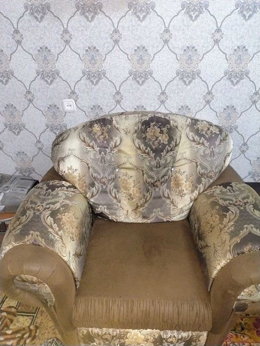 Продам угловой диван с креслом