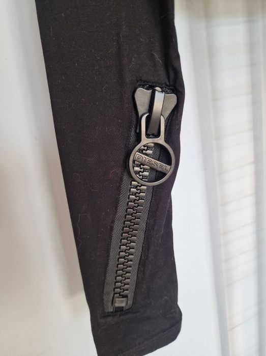 Страхотна дамска блуза DIESEL кропнат
модел,нова сетикет, размер М /L,