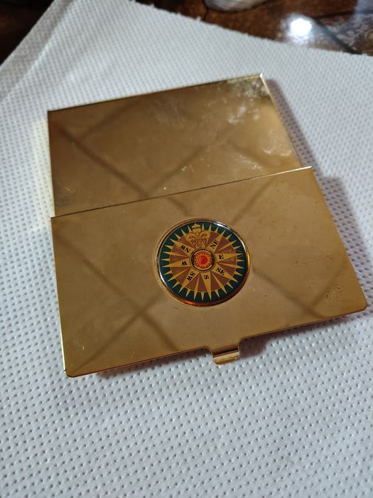 Визитник с посоките на света