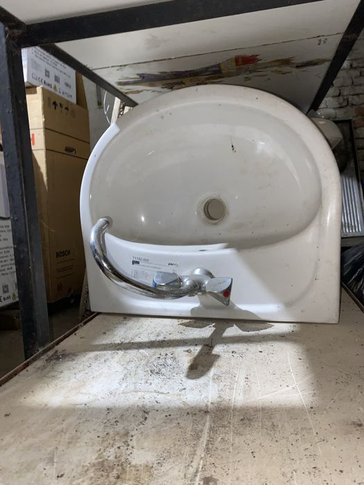 2 chiuvete si suport de hartie igienica cu 100 lei