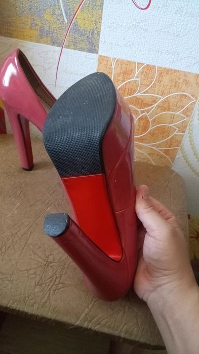 Продам туфли на высоком каблуке.
