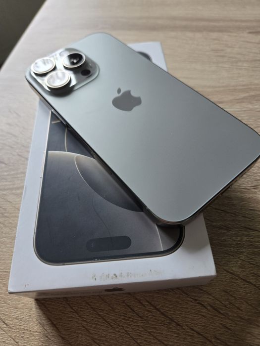 Продавам Iphone 16 pro 256