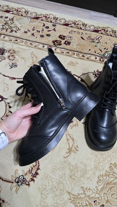 Продам женские ботинки