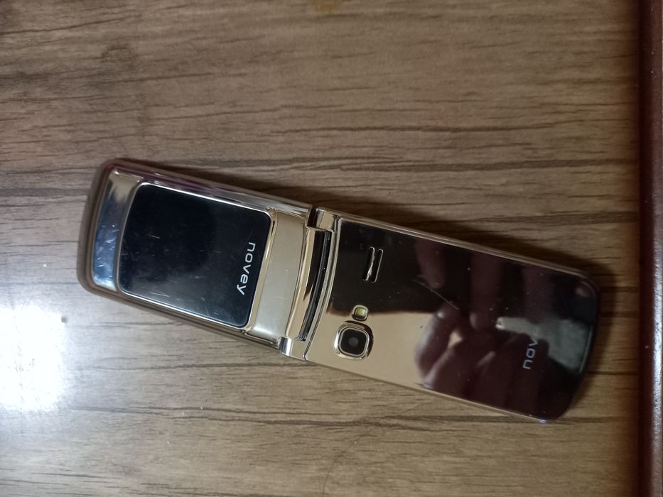 Samsung A10s va Novey A80r