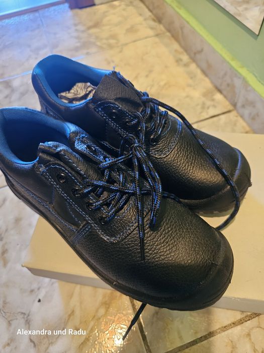 Pantofi de protectie cu bombeu metalic, piele, negru