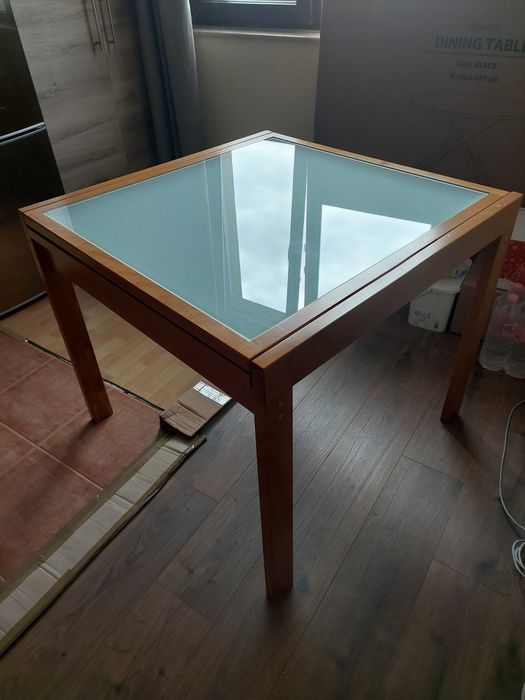 Разтегателна стъклена  маса за трапезария