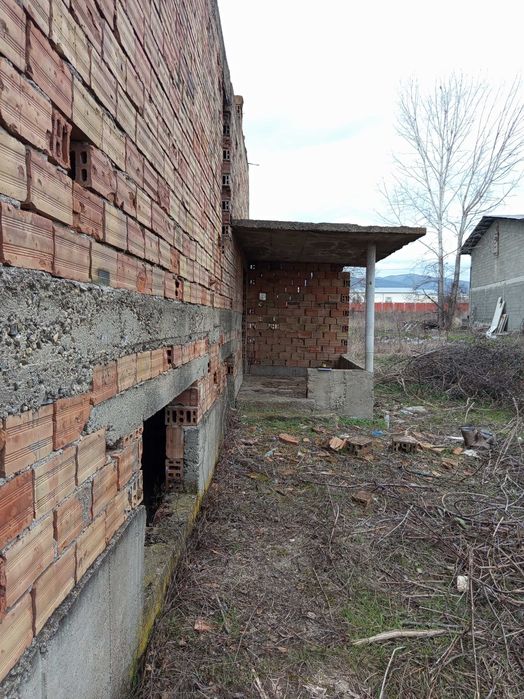 Продава се жилищна сграда с гараж в с. Габарево, община Павел Баня