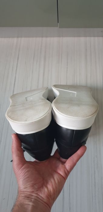 Hugo Boss 45/29см ОРИГИНАЛ! Мъжки спортно - елегантни  ест. кожа!