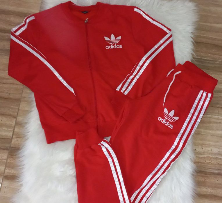 Trening bumbac 
Rosu aprins(sigla cusuta) 
 l xl 

Preț: 95 lei redus