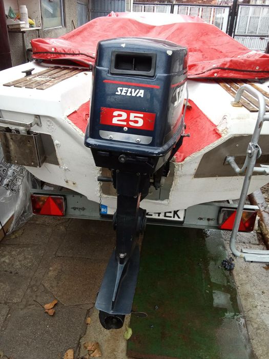 Продавам чудесна лодка с мотор.