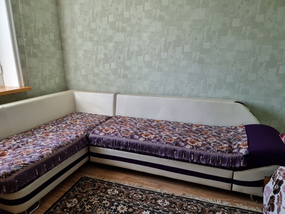 Кожаный комбинированный уголок диван в отличном  состоянии