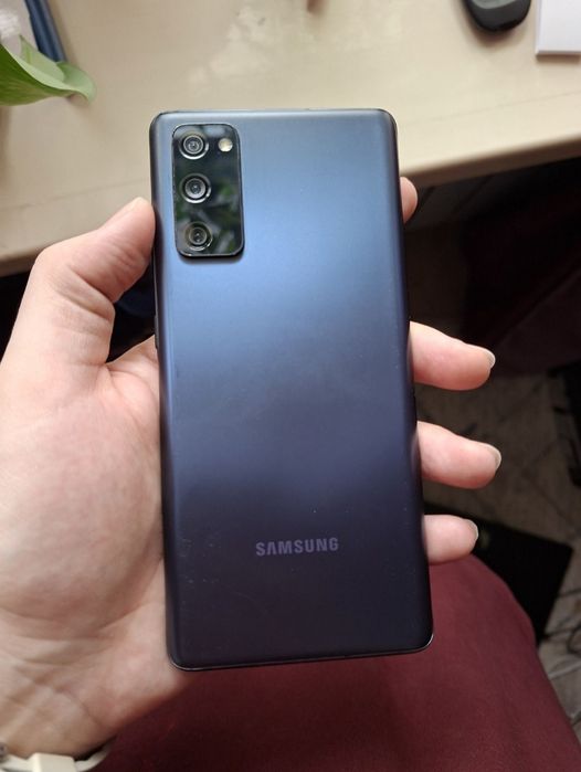 Продам Samsung s20fe в идеальном состоянии.