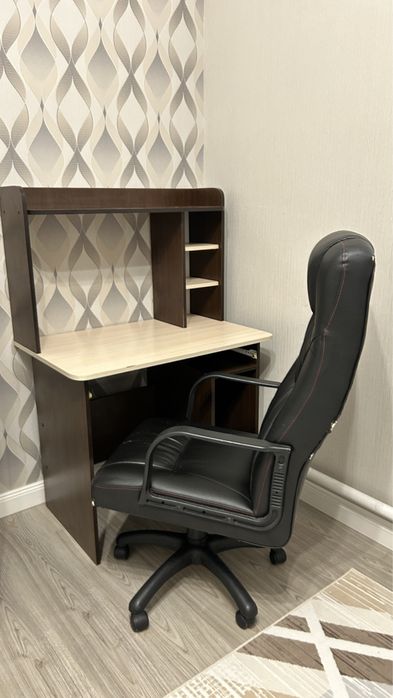 Срочно продается компьютерный стол вместе с кресло