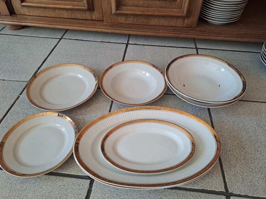 Висококачествен неизползван порцеланов сервиз 12,  със златен кант.