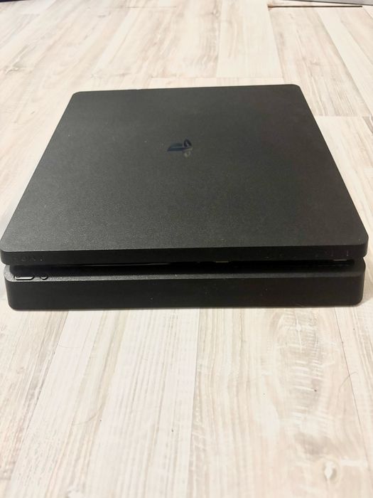 PlayStation 4 Slim с кутия и 3 джойстика