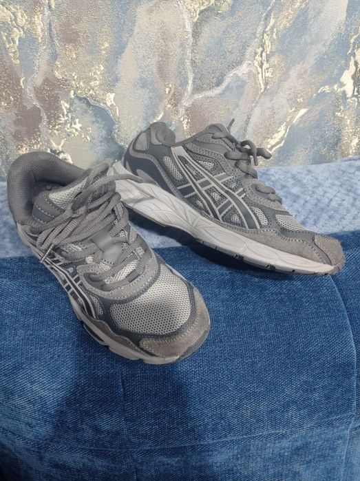 Продам кросовки Asics 38 размер (написано 39)