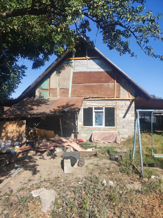 Дом с мансардой в дачном массиве Ессик