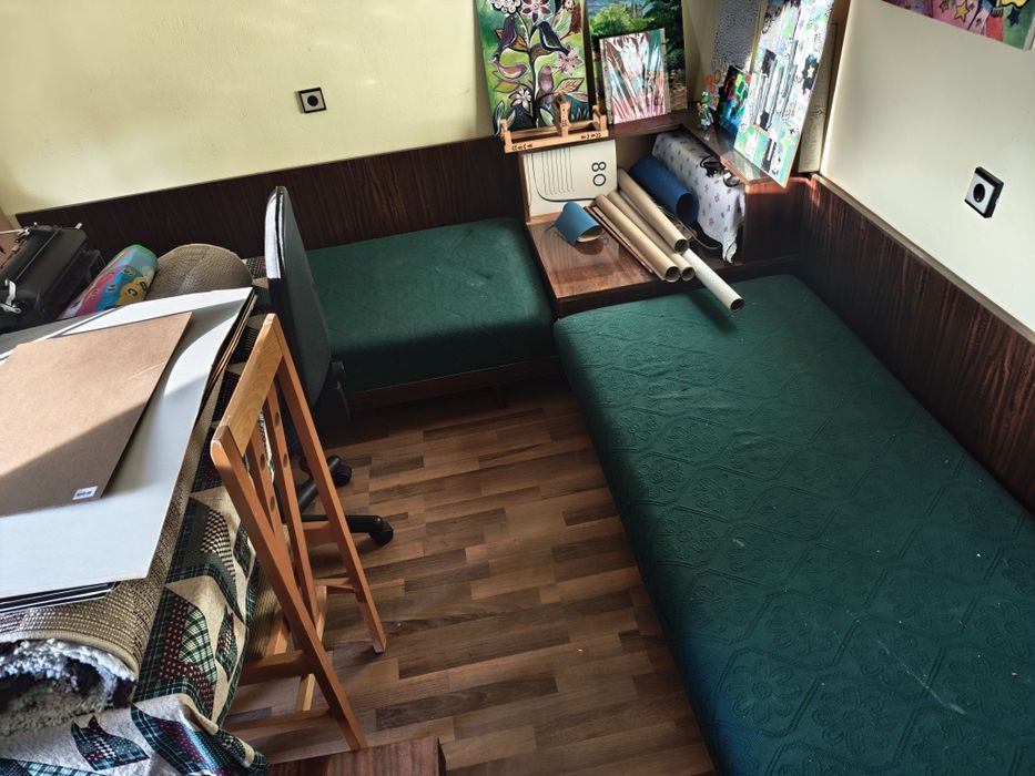 Ъглови легла с ракла и разтегателна холна маса.