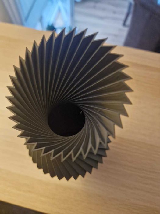 Vazã decorativă elegantă – accent modern pentru orice spațiu