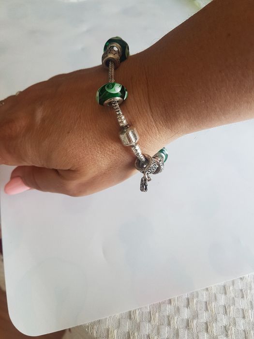 Дамска гривна тип „Пандора“.