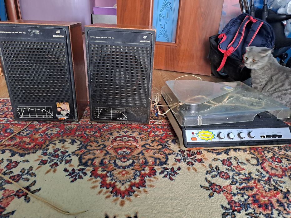 Продаётся б/у проигрыватель пластинок.