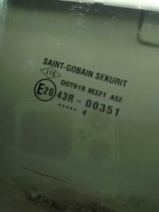 Geam usa fata logan 2 mcv ! Pret 100 ron