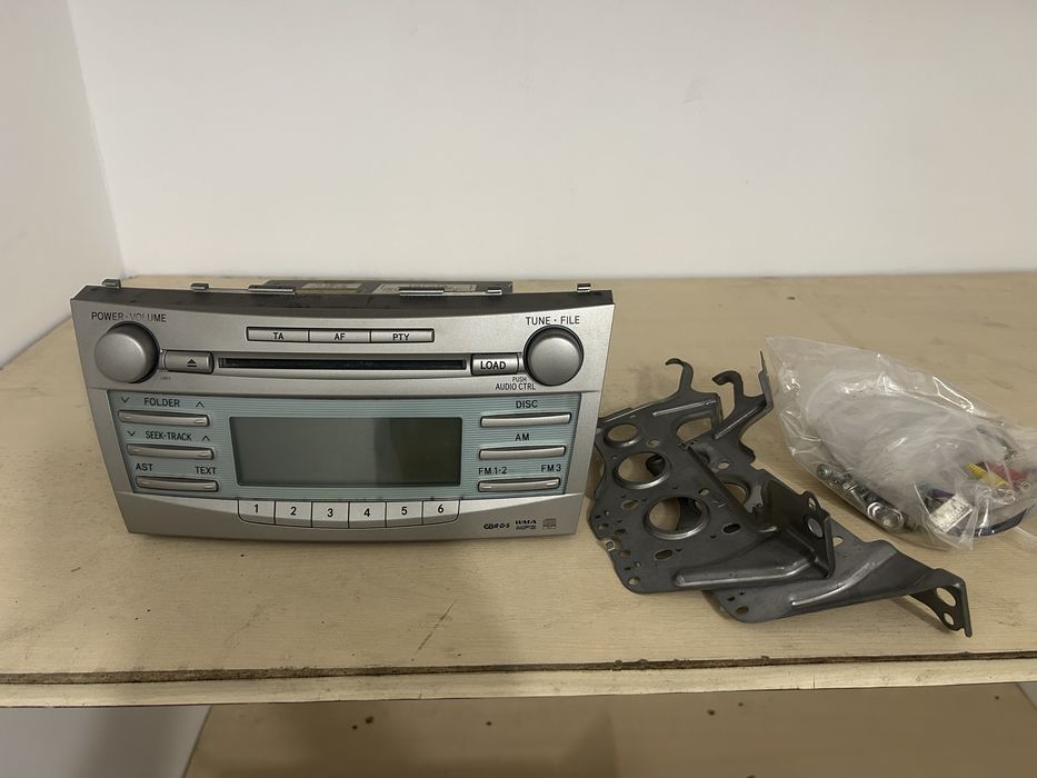 Продам магнитолу на камри 40