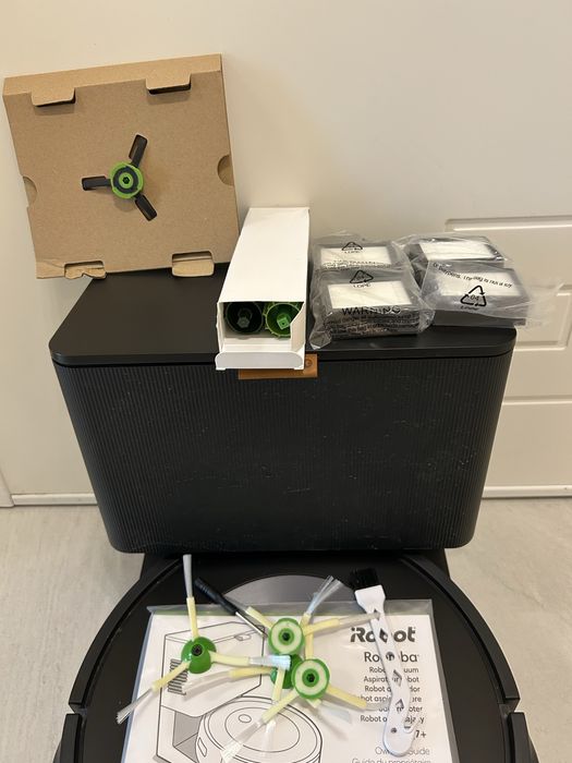 Робот прахусмукачка iRobot Roomba j7+