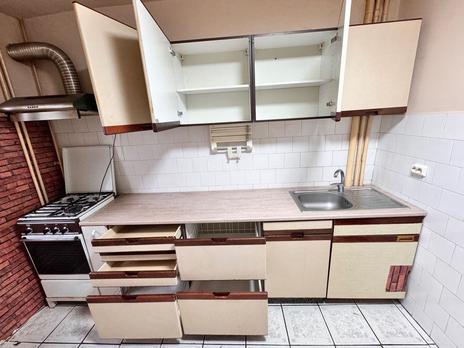 Vând mobilă de bucătărie în stare bună, practică și spațioasă. Lungime totală: 310 cm,  Lungime mobilă: 250 cm , aragaz + hotă (60 cm)