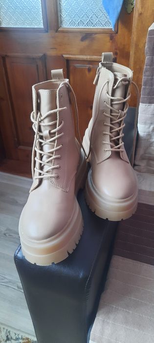 Ghetuțe din piele Stradivarius  model deosebit cu fermoar  talpă de s