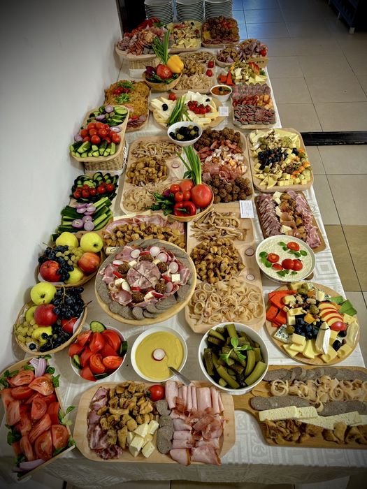 Servicii de catering si logistica pentru evenimente (corturi,mese,etc)