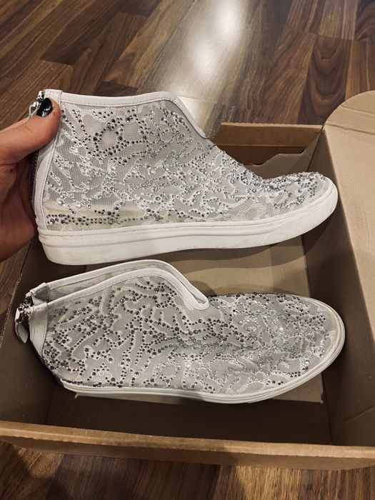 Красиви дамски обувки от бяла мрежа с циркони