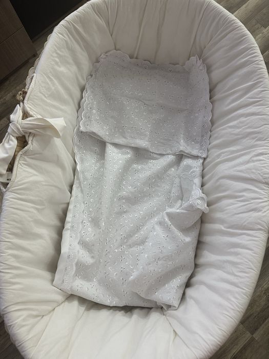 Плетен кош за бебе , със стойка на колела