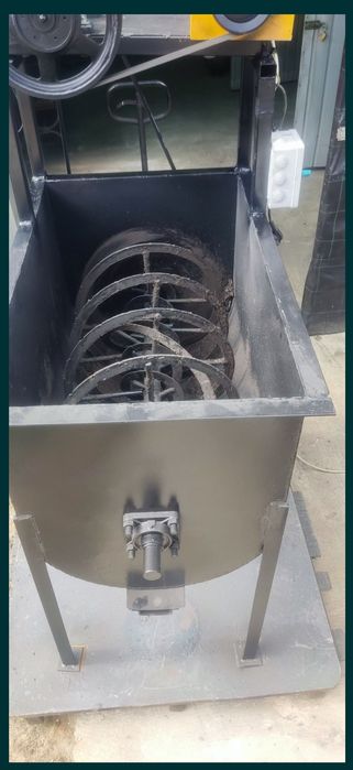 Malaxor și presă de brichetat rumeguș cu cărbune lignit