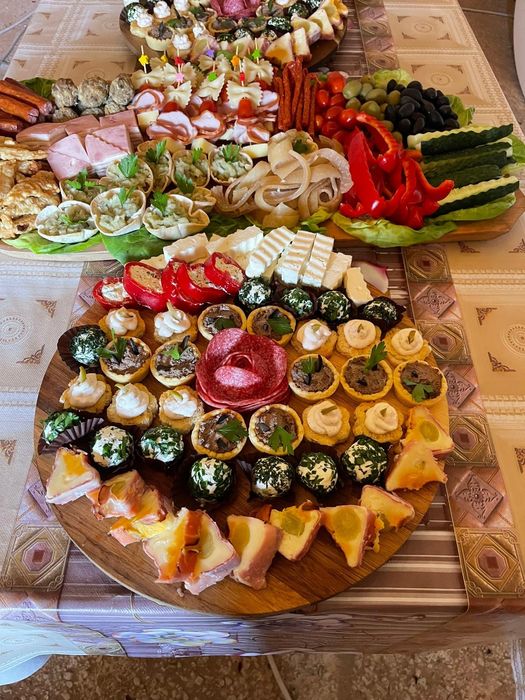 Servicii Catering Evenimente – Platouri Festive & Închiriere Logistică