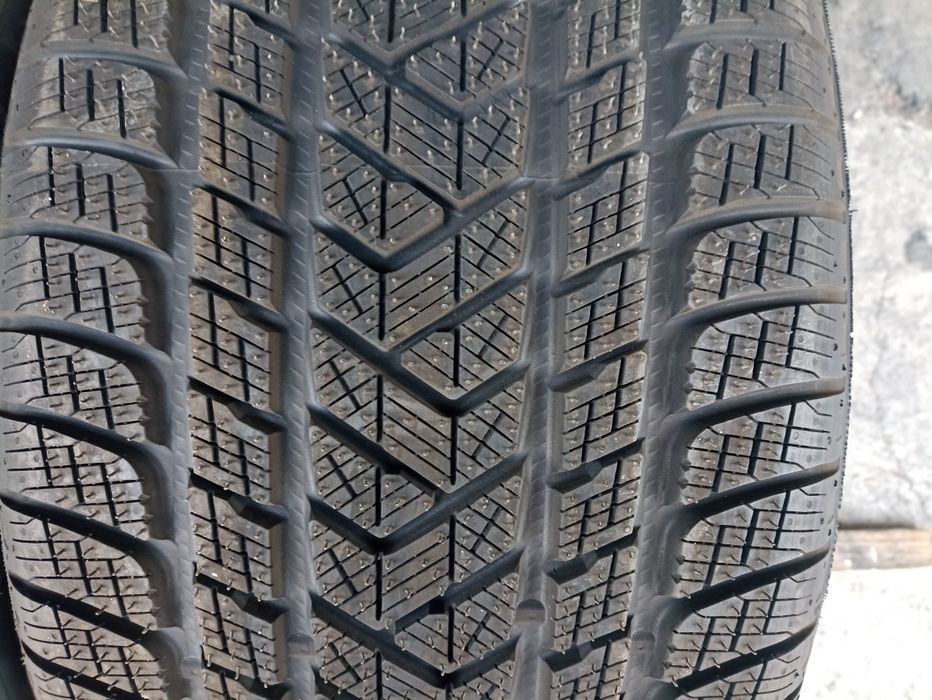 2 anvelope NOI de iarna Pirelli 295/45 R20 dot 3717