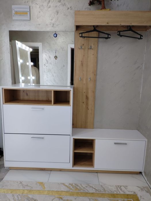 Прихожая с зеркалом