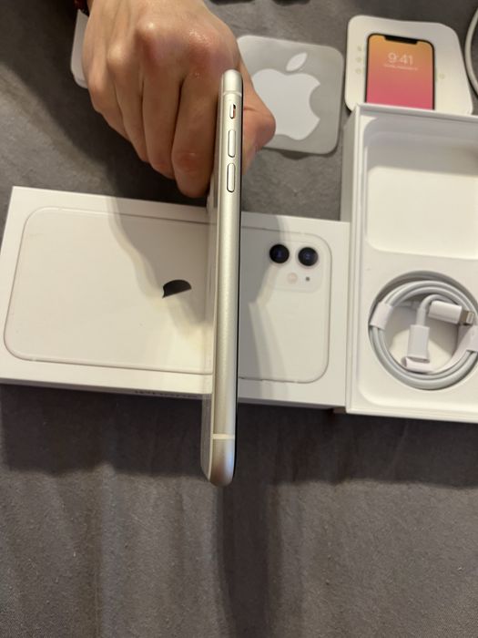 Iphone 11 64 gb бял white перфектен като нов 81% батерия