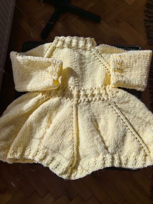 Ръчно плетена бебешка рокличка-жълта