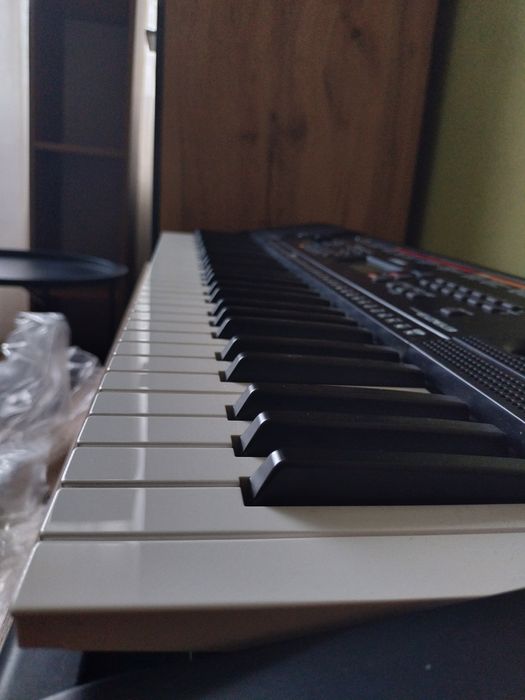 Сентезатор Yamaha  psr e 263 нова  с нотник