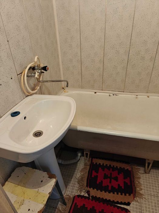 Продам свою 2/4/4  В 9 мкр. г.Навои. Возле налоговой.