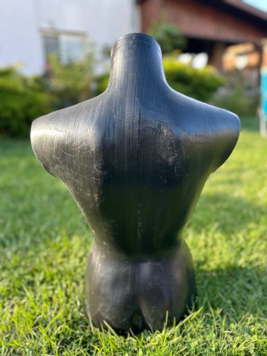 Манекен – дамски торс (бюст) за дрехи и аксесоари